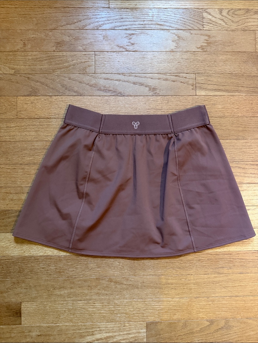 Aritzia TnAction skirt - Picture 4 of 5
